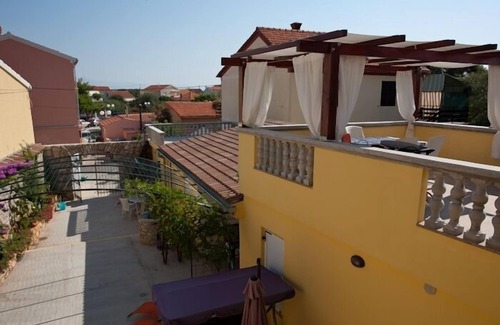 Poljana Apartment | One bedroom apartment with terrace Poljana, Ugljan (A-8523-d)