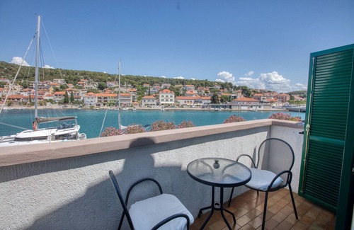 Tijesno Apartment | One bedroom apartment with balcony and sea view Tisno, Murter (A-815-a)