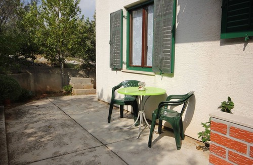 Municipality of Kali Apartment | One bedroom apartment with terrace Cove Mala Lamjana, Ugljan (A-827-c)