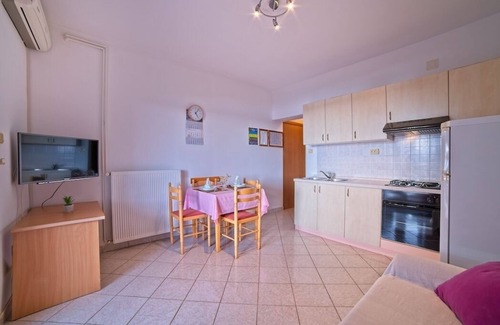 Rab Town Apartment | One bedroom apartment with balcony and sea view Supetarska Draga - Gonar, Rab (A-22586-b)