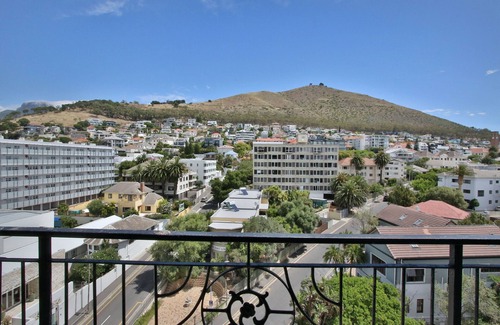 Green Point Apartment | One Bedroom Apartment with Mountain Views