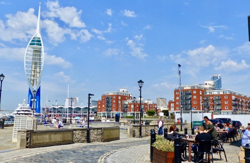Portsmouth Apartment | One bedroom balcony apartment with allocated parking close to Gunwharf Quays