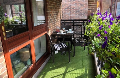 Portsmouth Apartment | One bedroom balcony apartment with allocated parking close to Gunwharf Quays
