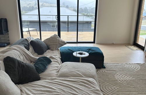 Bagdad House | One bedroom, bathroom and office available in a quiet country house with a cat.