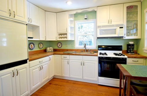 Morehead City Apartment | One Bedroom Carriage House- 131 Craven Streetn300 feet from Beaufort Waterfront