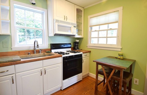 Morehead City Apartment | One Bedroom Carriage House- 131 Craven Streetn300 feet from Beaufort Waterfront