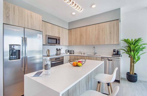 Northeast Miami Condo | One Bedroom Condo King Bed With City Views