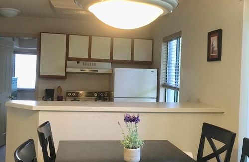 Englewood Condo | One bedroom Condo with Free Parking/Gym