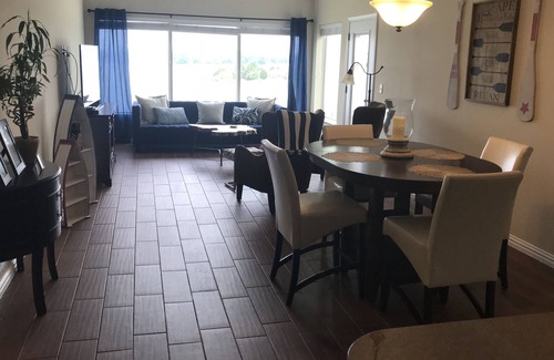 Eureka Condo | One Bedroom Corner Unit Condo Overlooking the Lake