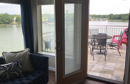 Eureka Condo | One Bedroom Corner Unit Condo Overlooking the Lake