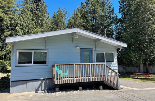Sooke Cottage | One Bedroom Cottage on Waterfront Property with Beach Access - Sleeps 4