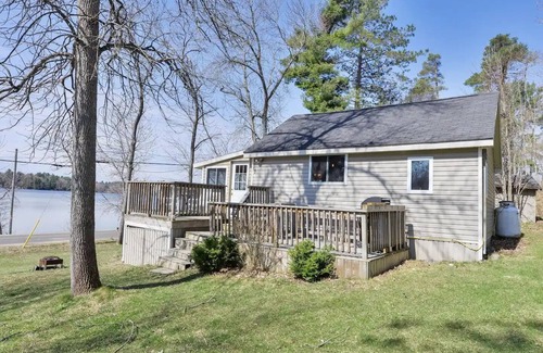 Bala Cottage | One Bedroom Cottage W/Loft By The Moon River