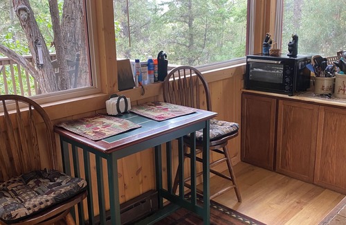 Wapiti Cabin | One Bedroom Creekside Cabin located half way between Yellowstone NP and Cody