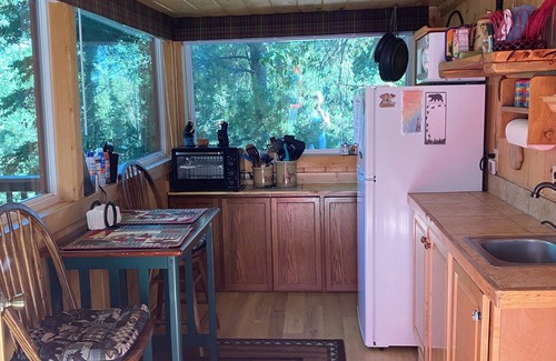 Wapiti Cabin | One Bedroom Creekside Cabin located half way between Yellowstone NP and Cody
