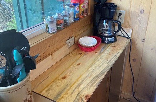 Wapiti Cabin | One Bedroom Creekside Cabin located half way between Yellowstone NP and Cody