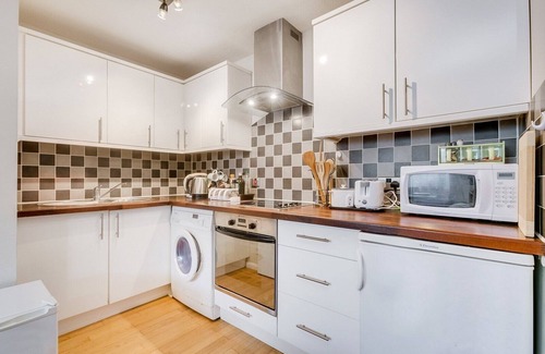 Ravenscourt Park Apartment | One Bedroom Flat Chiswick by River with Parking
