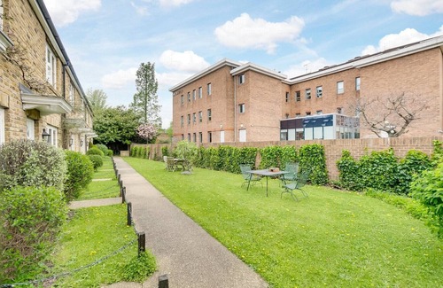 Ravenscourt Park Apartment | One Bedroom Flat Chiswick by River with Parking