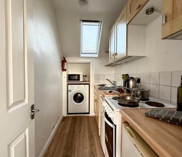 Sutton Apartment | One-Bedroom flat in Cheam Village