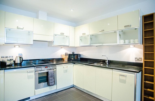 Farringdon Apartment | One Bedroom Flat in Farringdon with Balcony by MySquare