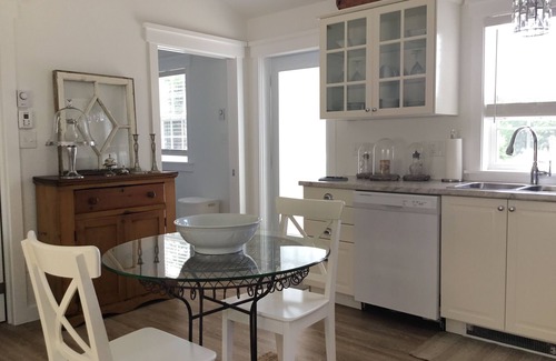 Mahone Bay Apartment | One bedroom fully equipped Mahone Bay luxury cottage
