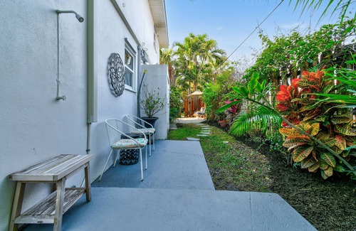 Palm Beach Shores Apartment | one bedroom furnished apartment by beach