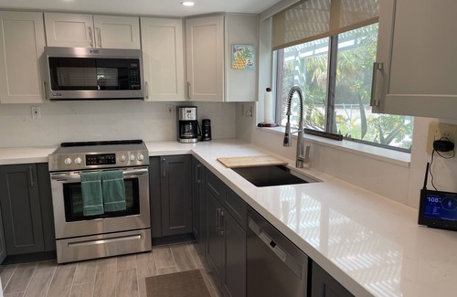 Desert Hot Springs Cottage | ONE BEDROOM HOUSE located on 5 acres in a serene PRIVATE Palm Oasis!