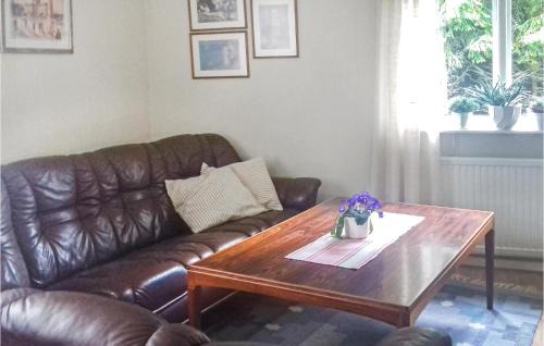 Roke House | One-Bedroom Holiday Home In Roke