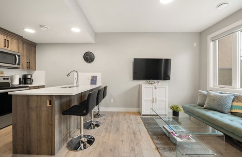 Hillhurst Apartment | One Bedroom home, Central Hillhurst, Sleeps 3, Insuite Laundry