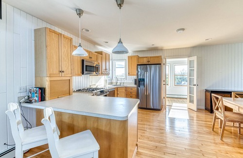 Mastic Beach House | One bedroom house with the stunning views of the Narrow Bay