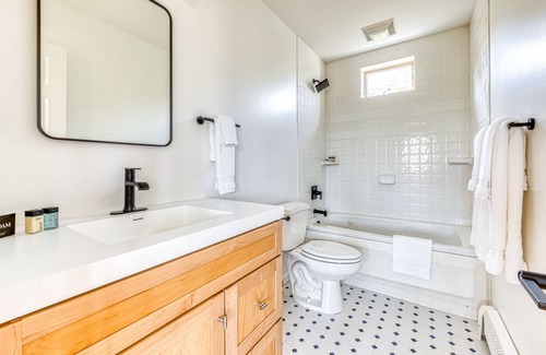 Mastic Beach House | One bedroom house with the stunning views of the Narrow Bay