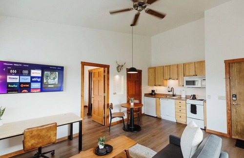 Kalispell Apartment | One-Bedroom King Deluxe Suite with Full Kitchen and Washer/Dryer in the Heart of Kalispell, MT
