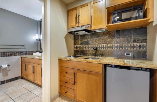 Tahoe Meadows Resort | ONE BEDROOM LAKE VIEW @Hilton Vacation Club Lake Tahoe Resort South