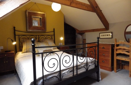 Abergavenny Apartment | One Bedroom Loft Apartment close to Town Centre, Rail and Bus Stations