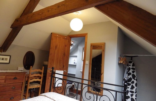 Abergavenny Apartment | One Bedroom Loft Apartment close to Town Centre, Rail and Bus Stations