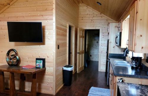 Pipe Creek House | One Bedroom Log Cabin for Family and Pet Friendly Glamping in Pipe Creek, Texas