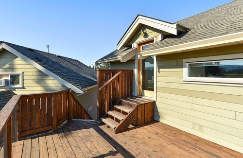 Cowichan Bay House | One Bedroom Modern Studio Suite in the Seaside Community of Cowichan Bay