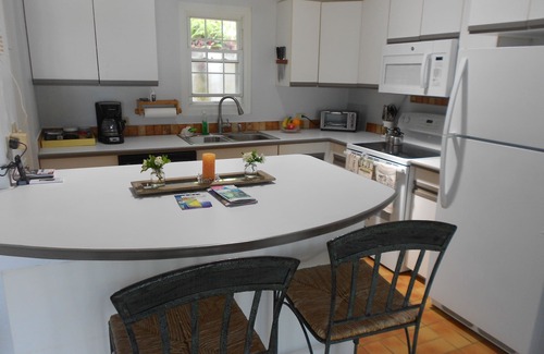 Southampton Apartment | One bedroom poolside apartment - central, with electric car charging station
