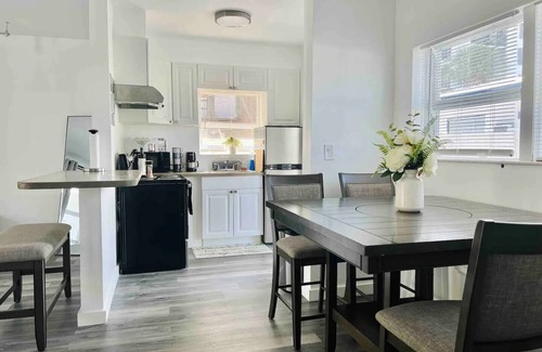Lauderdale Beach Apartment | One Bedroom Suite w/Sleeper Sofa 2 min walk 2Beach