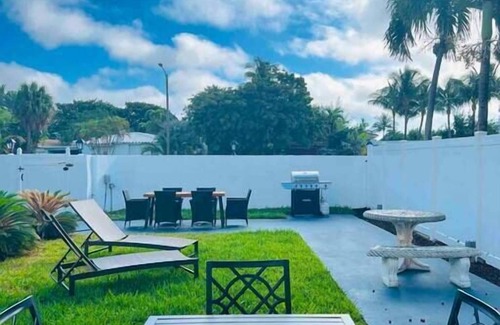 Lauderdale Beach Apartment | One Bedroom Suite w/Sleeper Sofa 2 min walk 2Beach