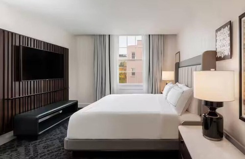 Charleston Historic District Hotel | One Bedroom Suite Close to Old Slave Mart Museum! Parking, Outdoor Pool