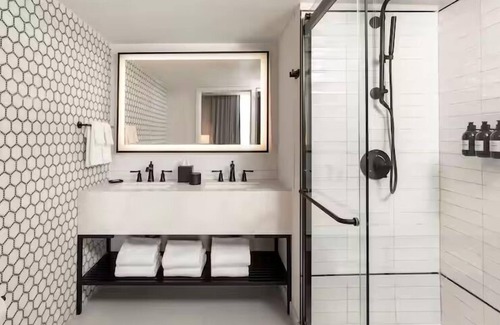 Charleston Historic District Hotel | One Bedroom Suite Close to Old Slave Mart Museum! Parking, Outdoor Pool