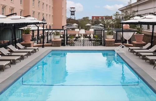 Charleston Historic District Hotel | One Bedroom Suite Close to Old Slave Mart Museum! Parking, Outdoor Pool