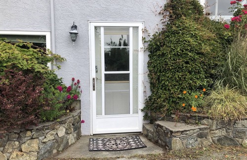Oak Bay House | One bedroom suite near Hillside Mall