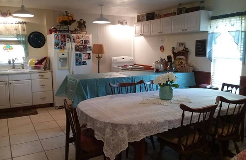 Plant City Cottage | One bedroom suite with one bedroom cottage in beautiful surroundings