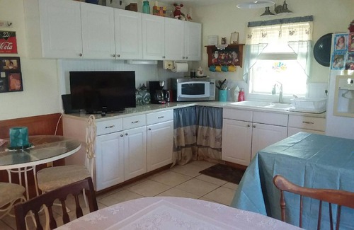 Plant City Cottage | One bedroom suite with one bedroom cottage in beautiful surroundings