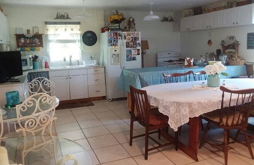 Plant City Cottage | One bedroom suite with one bedroom cottage in beautiful surroundings