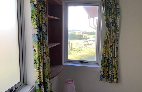 Glinks Gully House | One bedroom unit, over the dunes to the beach