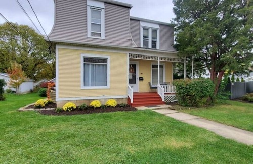 Plainfield Apartment | One Bedroom Victorian Downtown Plainfield, IL