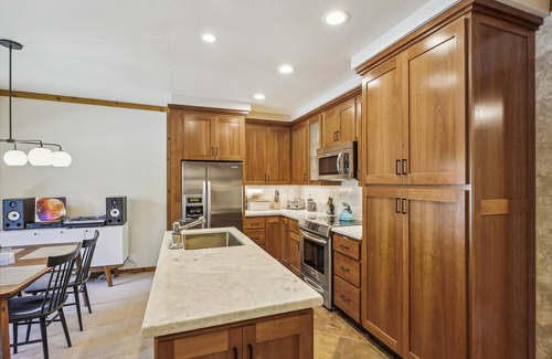 Olympic Valley Condo | One Bedroom walking distance to Palisades Tahoe!