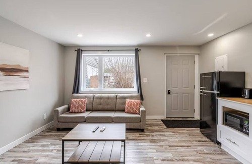 Bridgeport West Apartment | One Bedroom with Free Wifi and Parking